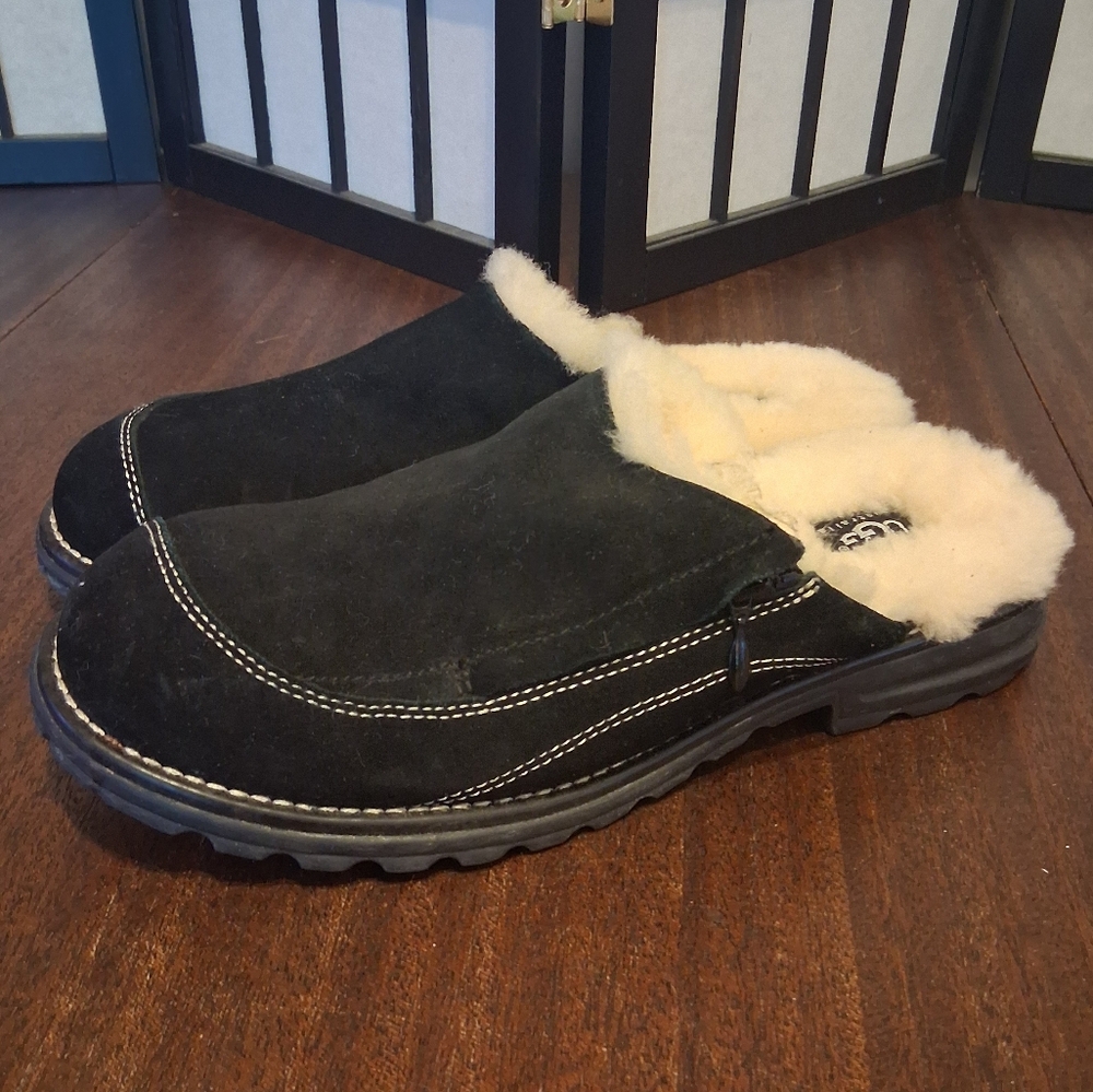 UGG Women's Black Suede Slippers Size 10 Gently Worn Amazing Condition Like New!